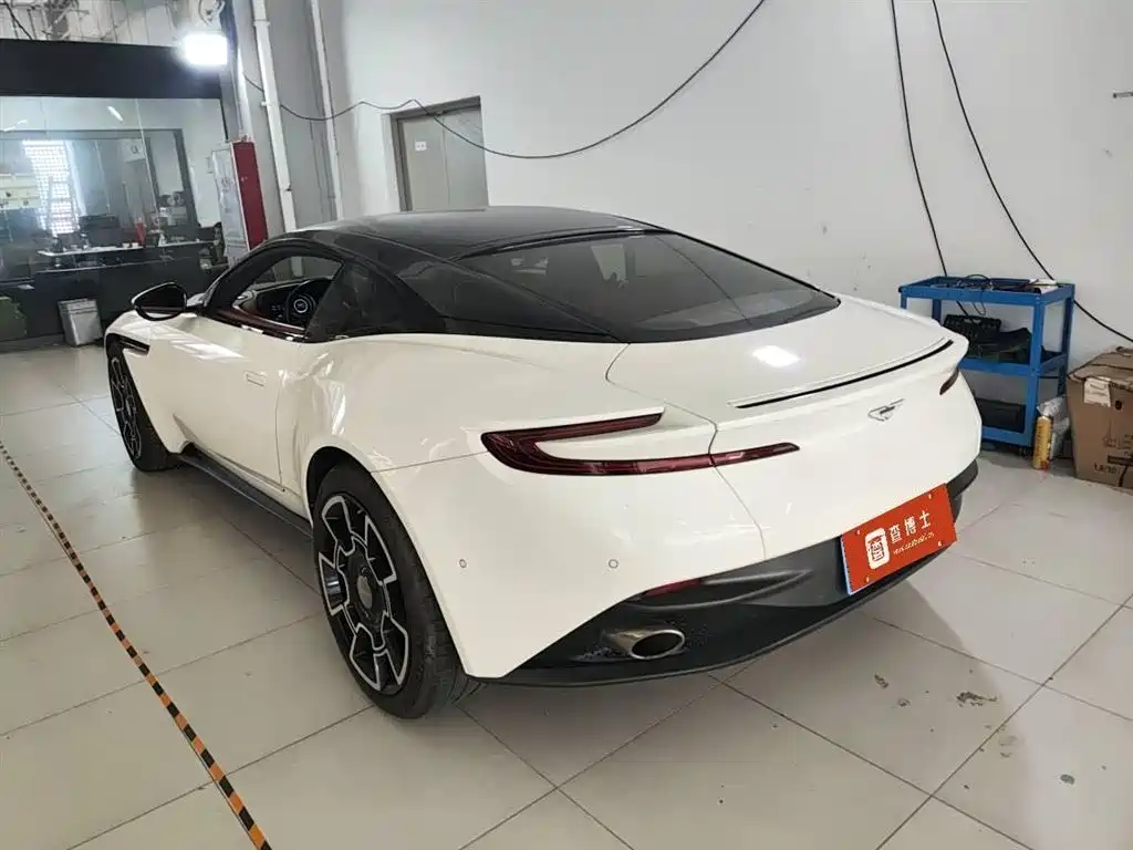 Aston Martin DB11 2017 5.2T V12 фото 4