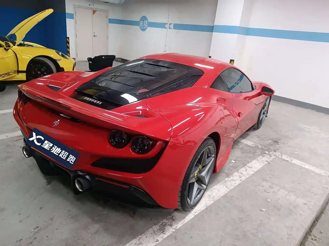 FERRARI F8