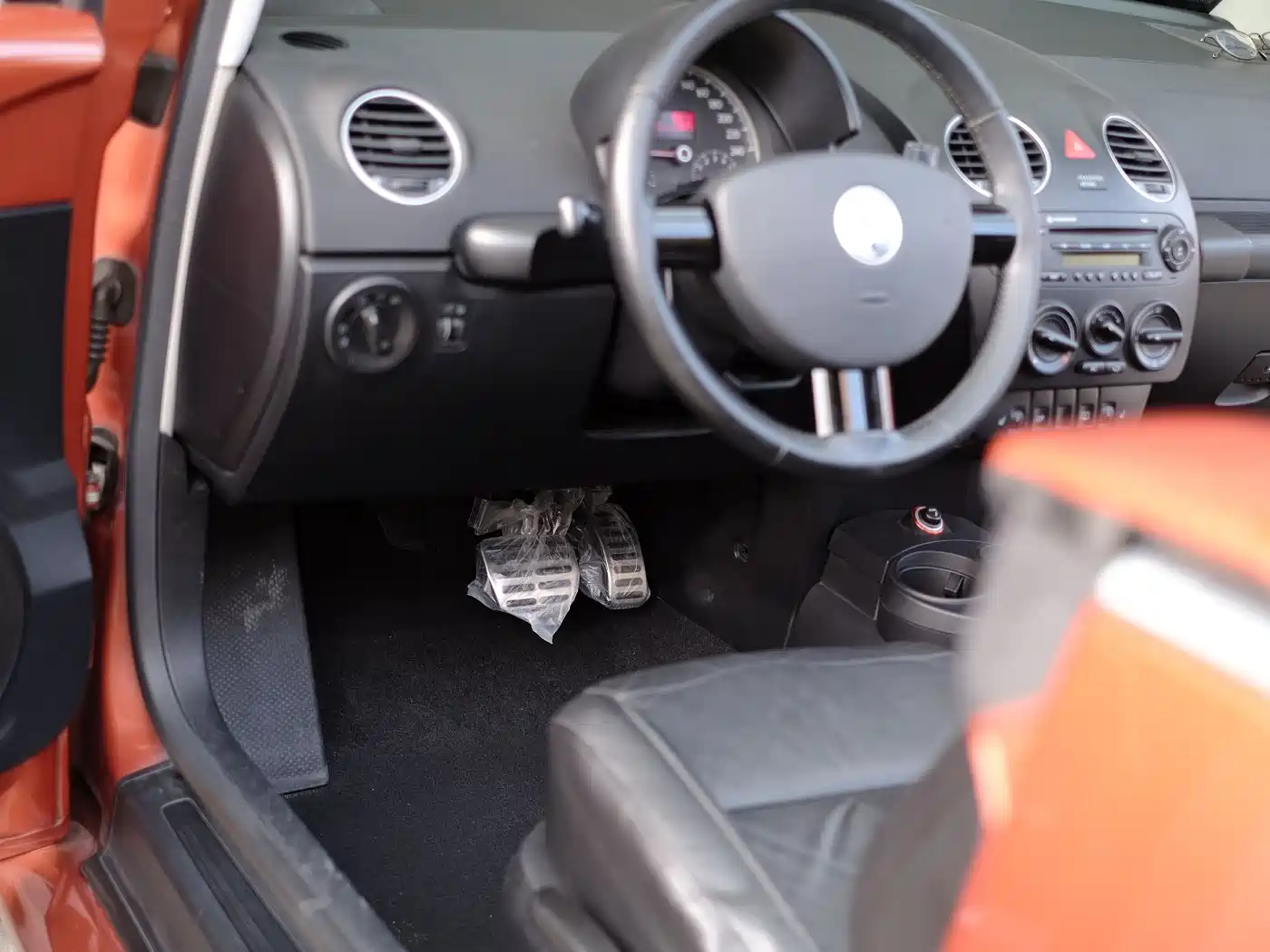Volkswagen Beetle 2010 Model 2.0 BlackOrange Convertible Luxury Edition фото 20