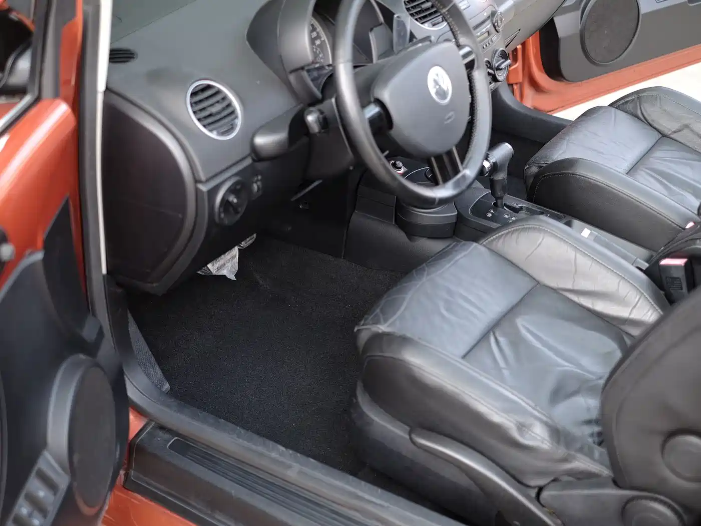 Volkswagen Beetle 2010 Model 2.0 BlackOrange Convertible Luxury Edition фото 29