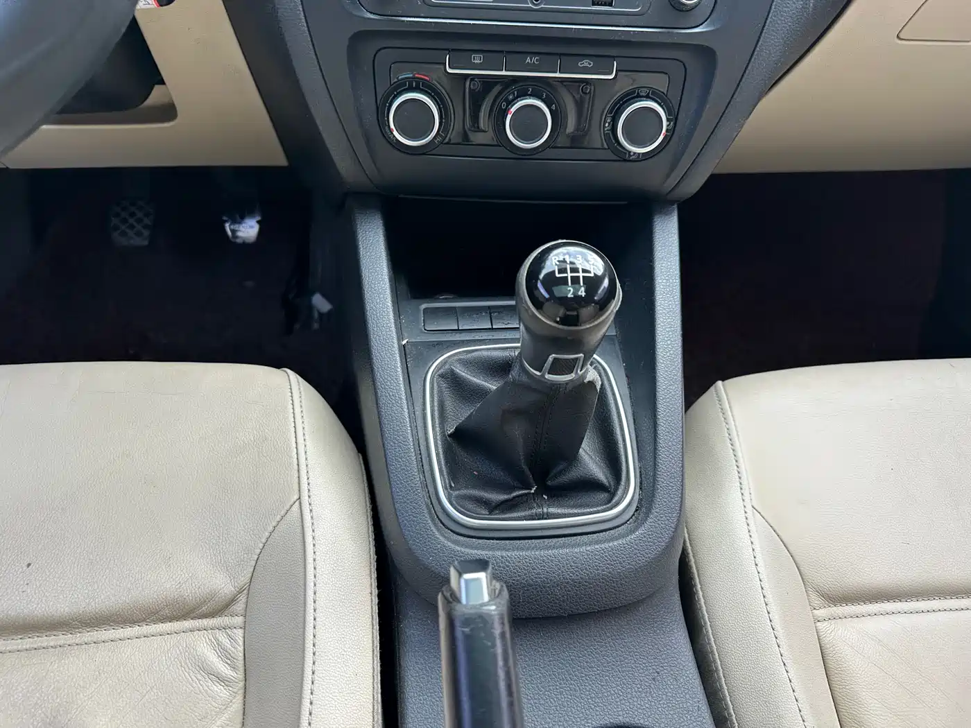 Volkswagen Sagitar 2014 1.6L Manual Comfort фото 10