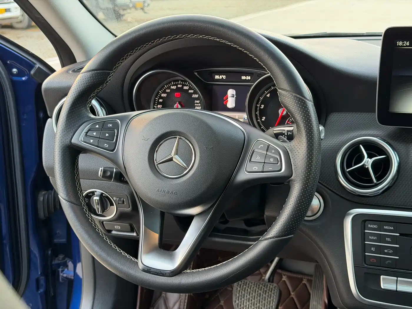 Mercedes-Benz GLA 2017 GLA 200 Dynamic фото 12