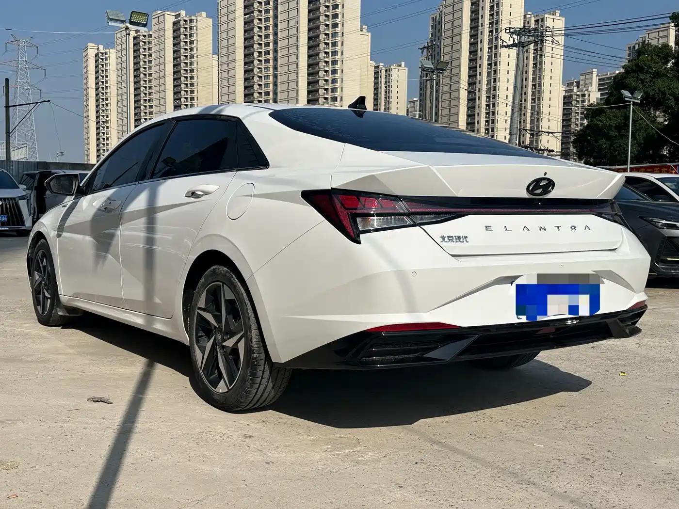 Hyundai Elantra 2021 1.5L CVT LUX Premium Edition фото 13