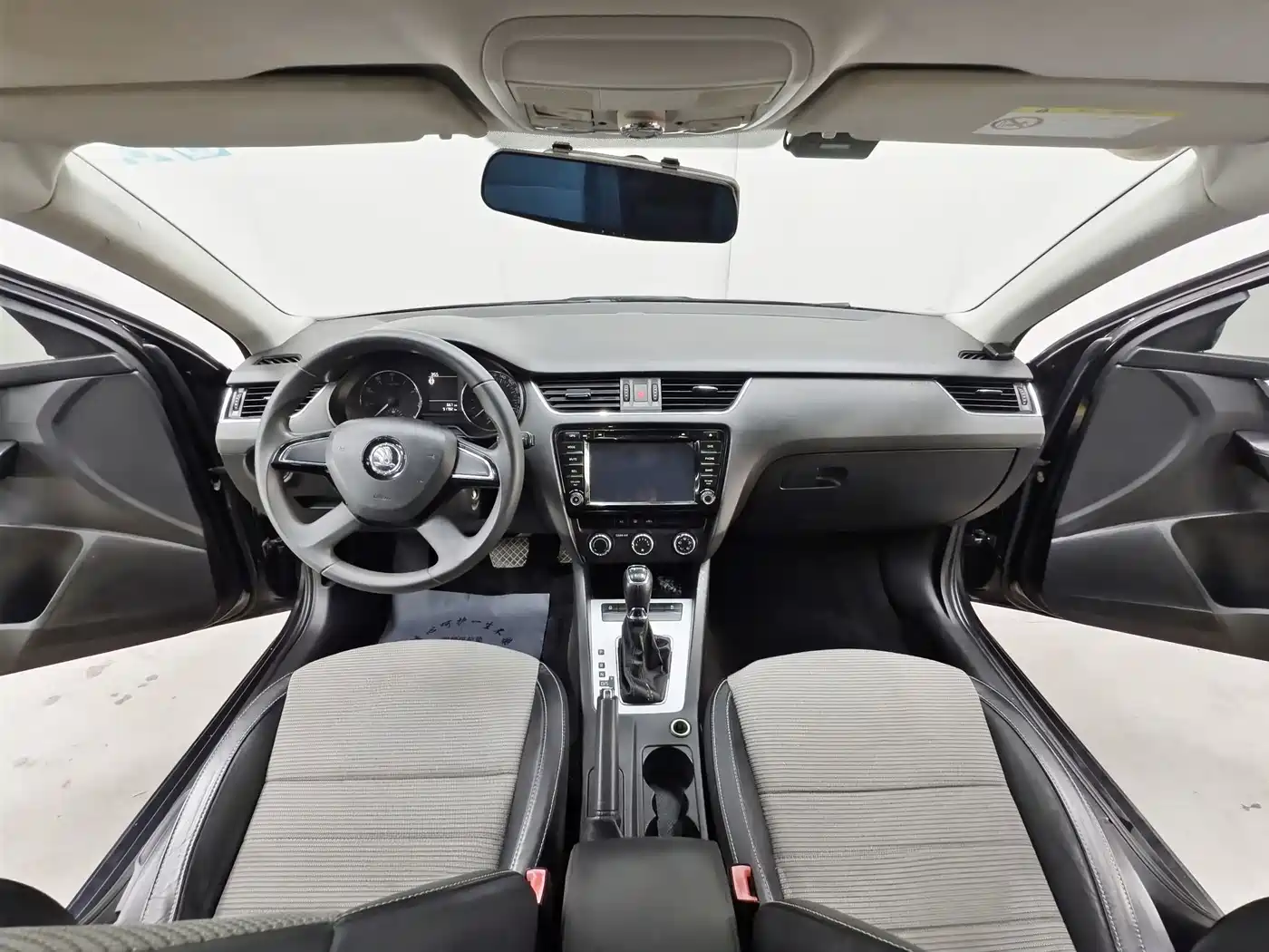 Škoda Octavia 2016 1.6L Automatic Pioneer Edition фото 8