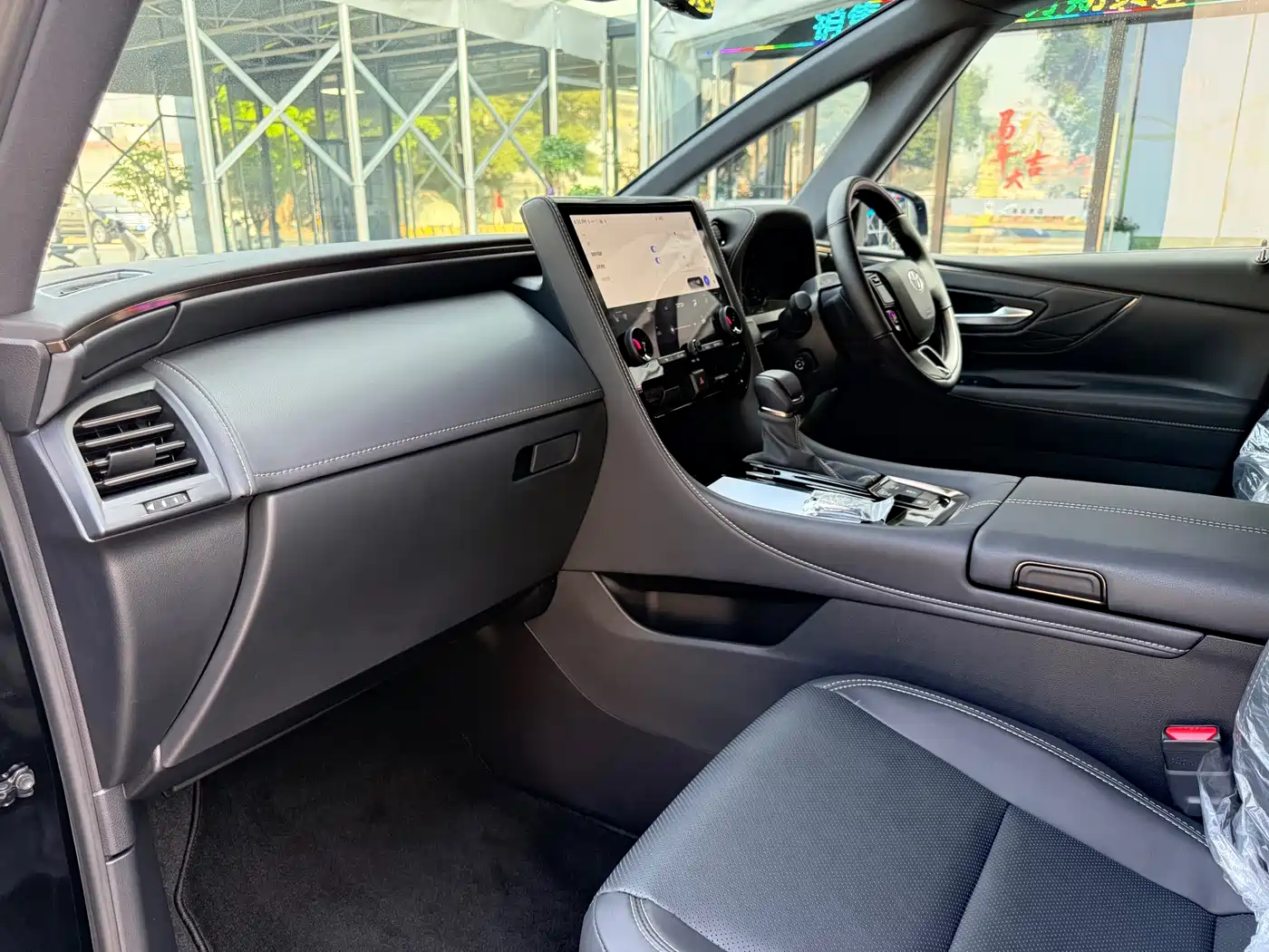 Toyota Alphard 2025 Hybrid 2.5L Ultimate Gold Edition фото 15