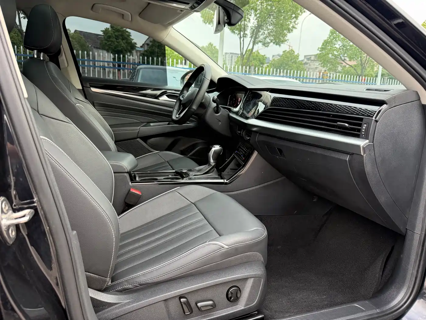 Volkswagen Passat 2022 330TSI Elite Edition фото 14