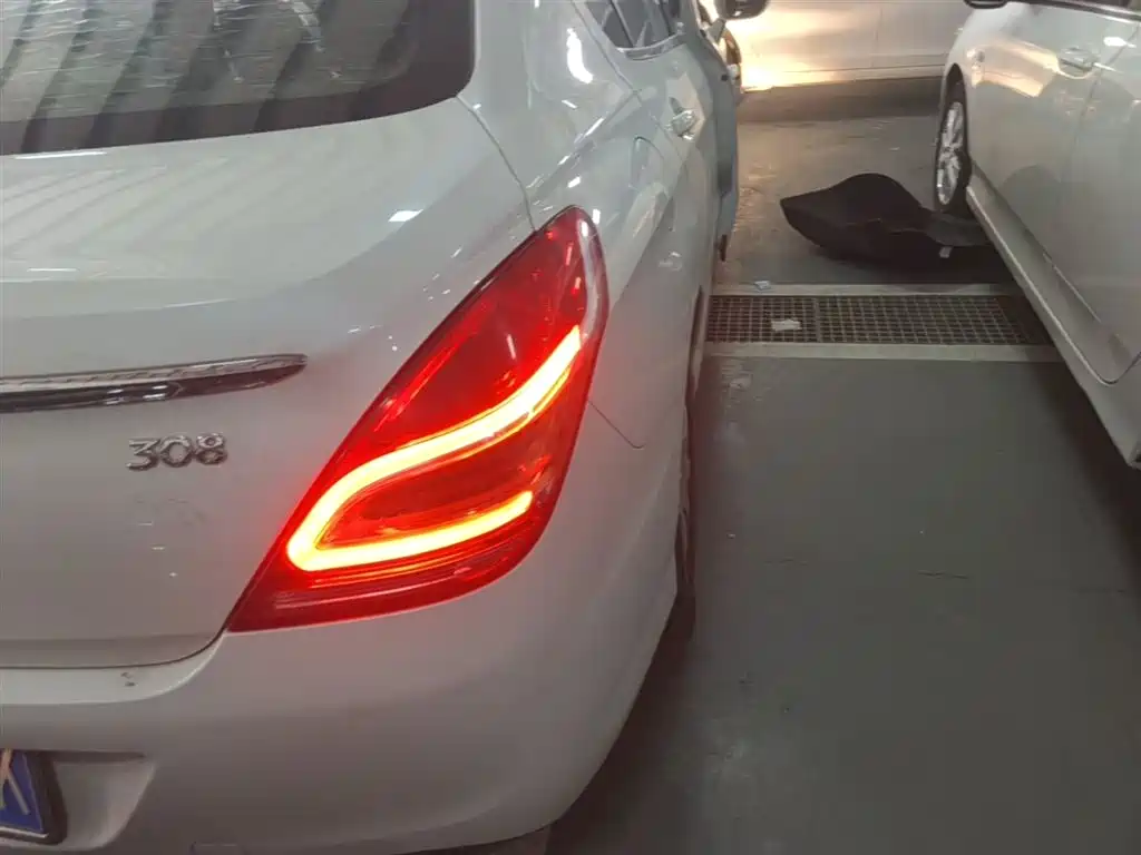 Peugeot 308 2014 Model Joy Edition Classic 1.6L Automatic Superior Style фото 8