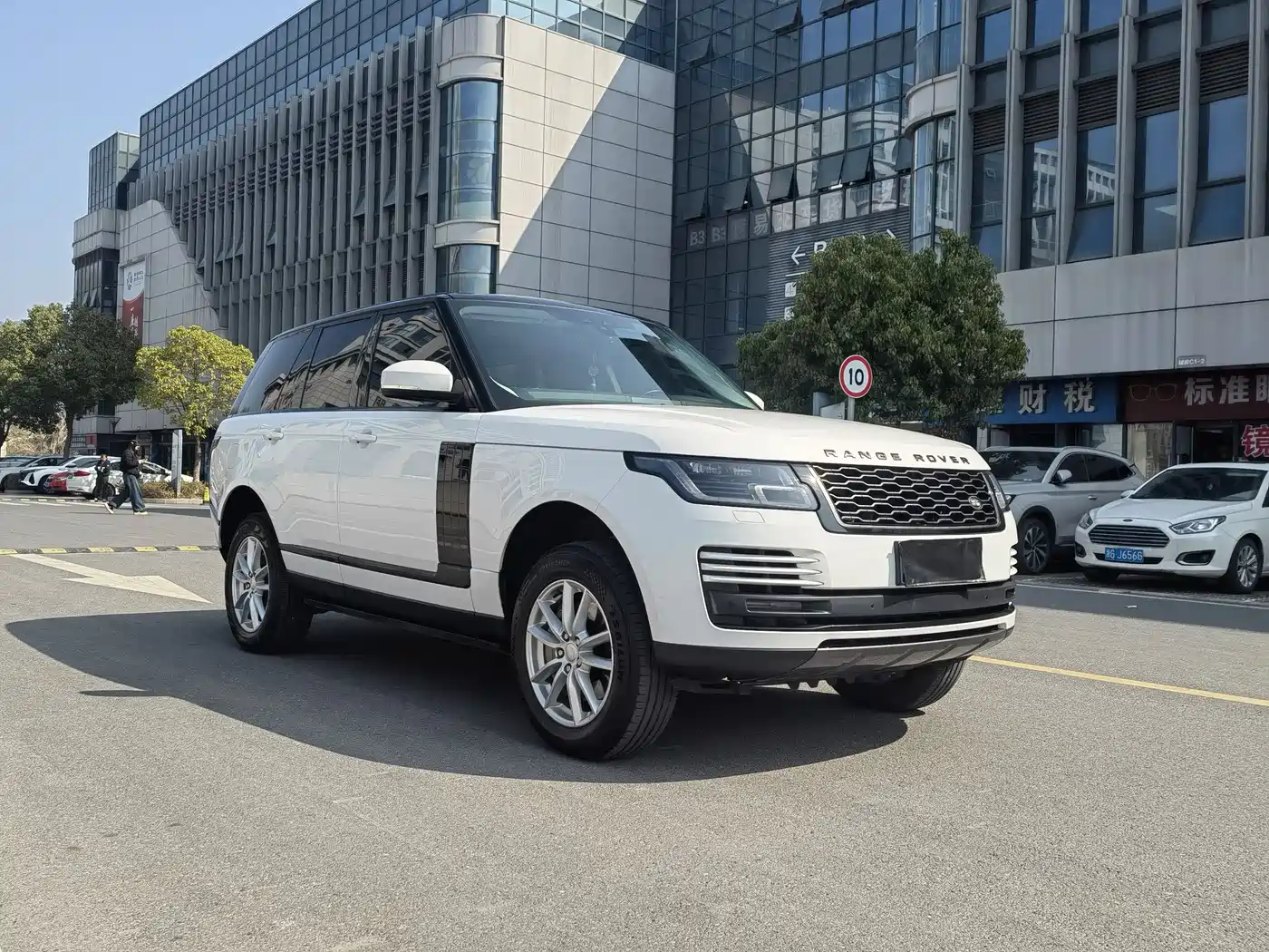 Land Rover Range Rover 2022 3.0 L6 360PS Golden Age Edition фото 7