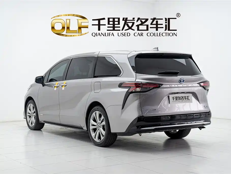 Toyota Sienna 2023 2.5L Hybrid Premium Edition фото 4