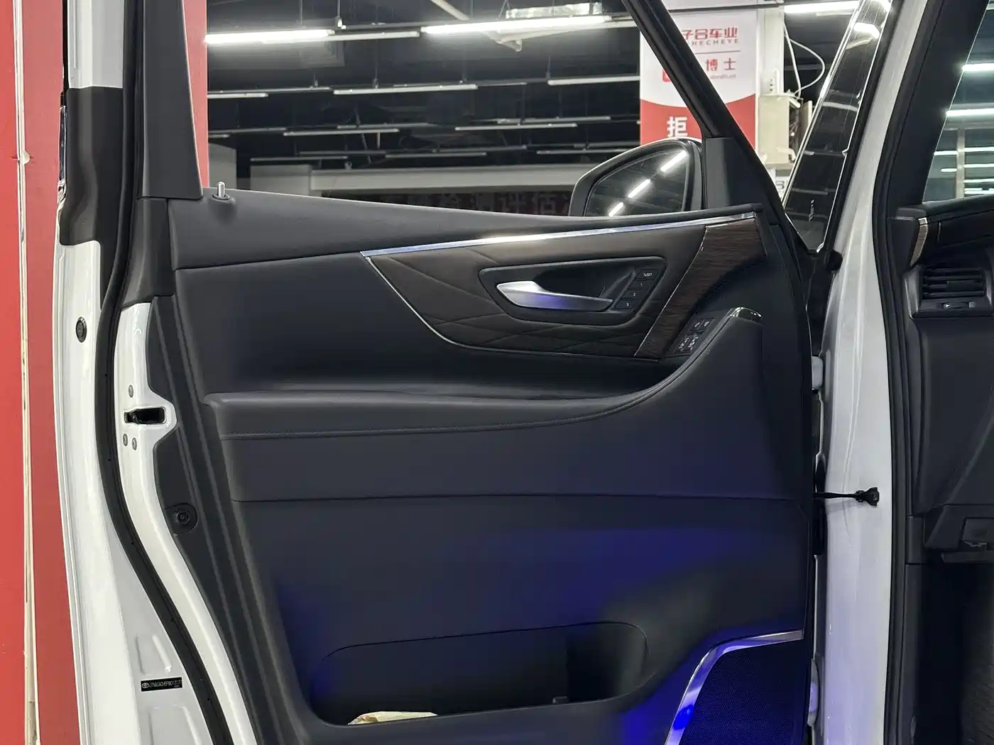 Toyota Vellfire 2024 Crown Hybrid 2.5L Executive Premium Edition фото 43