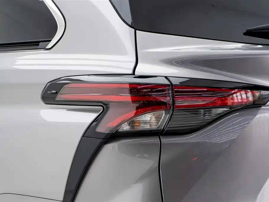 Toyota Sienna 2023 2.5L Hybrid Premium Edition фото 11