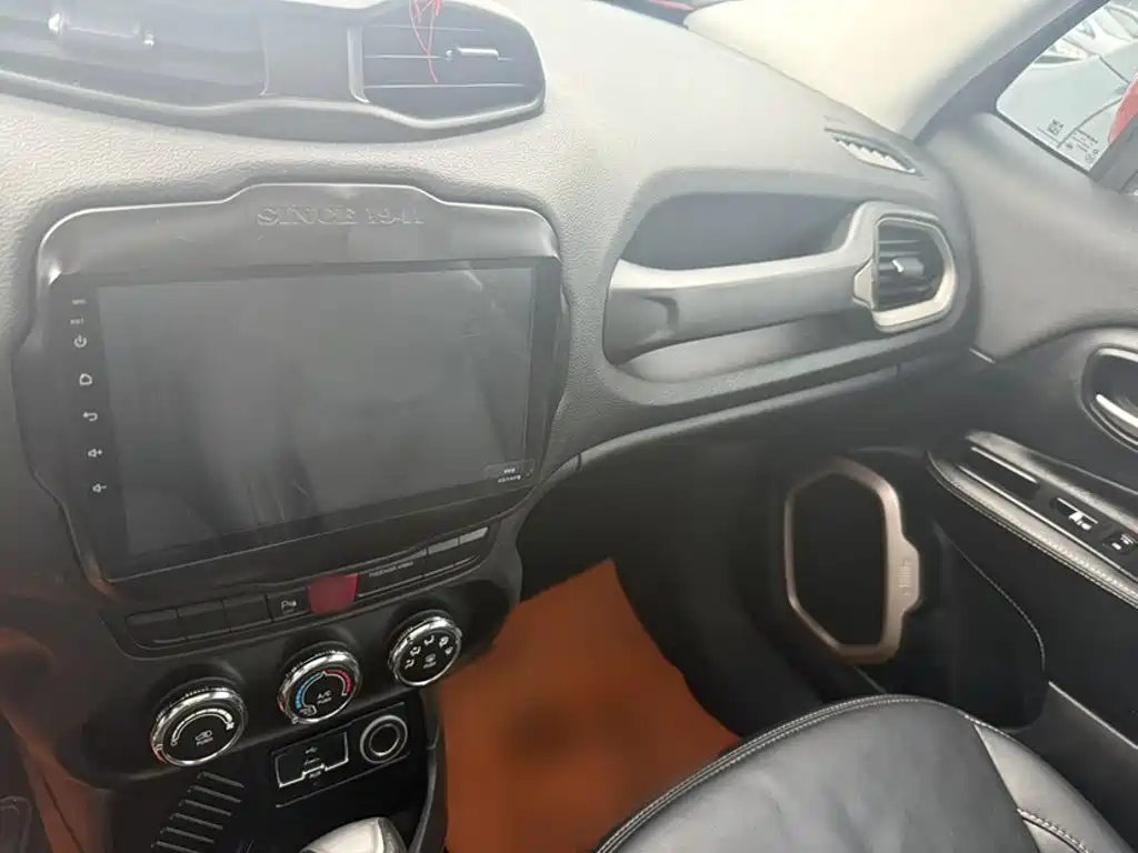 Photo 4 - Jeep Renegade