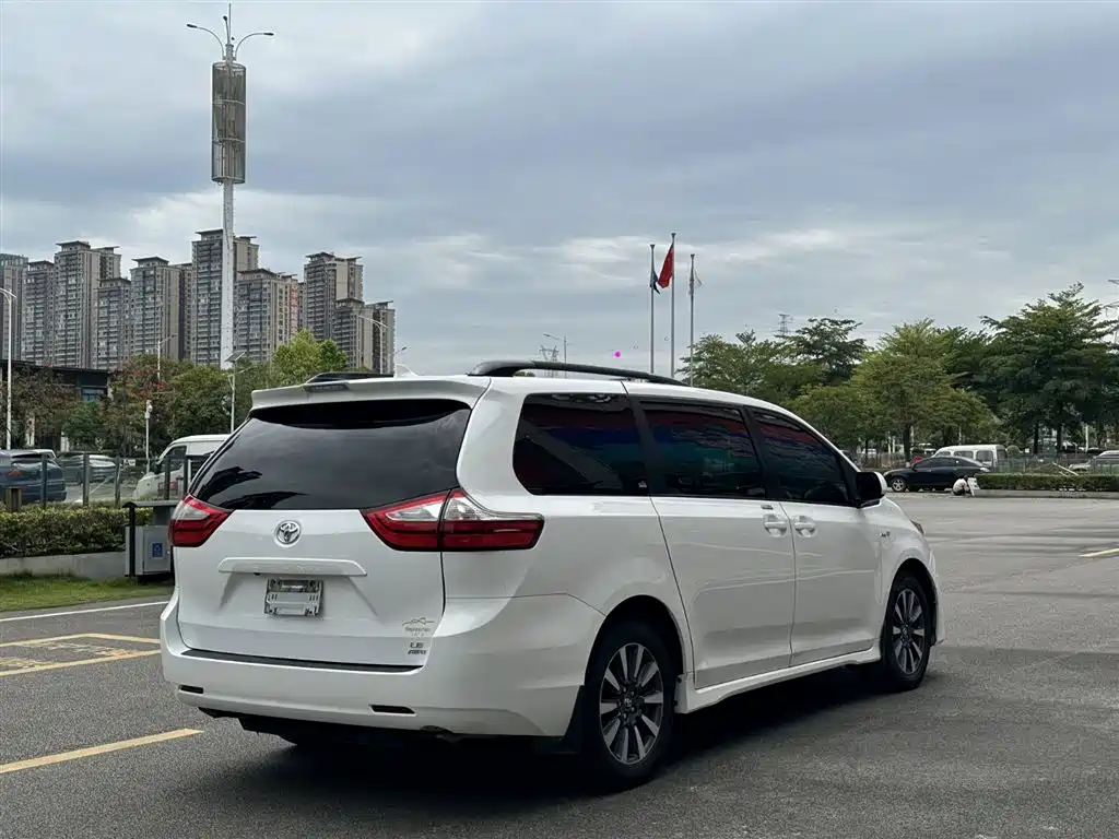 Toyota Sienna фото 7