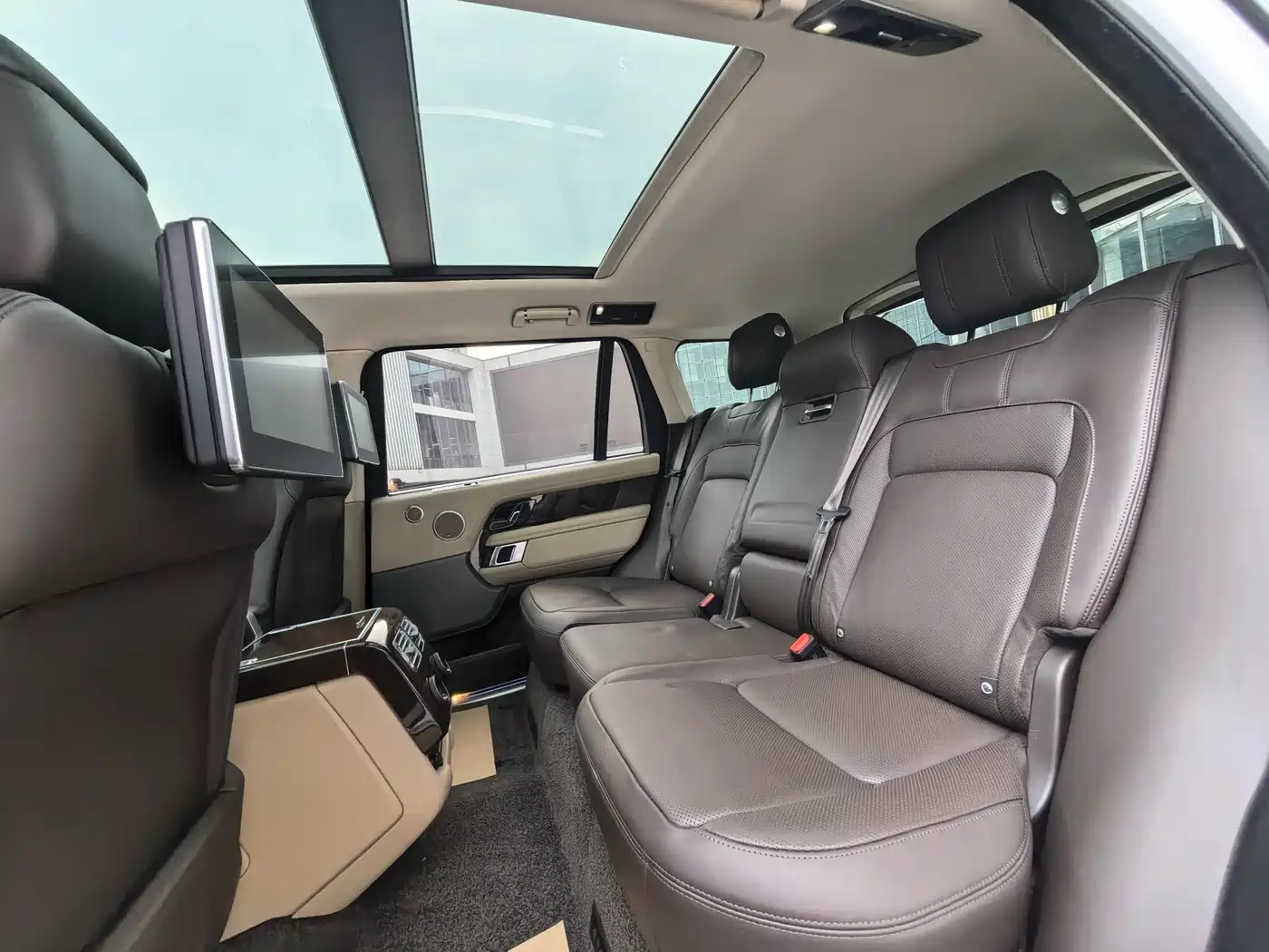 Land Rover Range Rover 2021 3.0 L6 Heritage Extended Classic Edition фото 25
