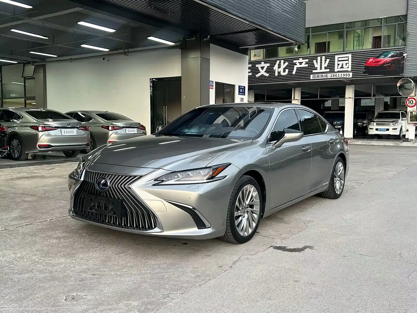 Photo 1 - Lexus ES