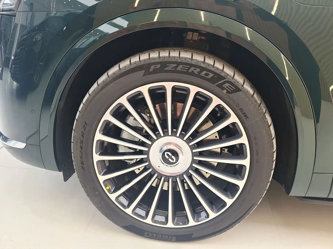 AITO Wenjie AITO M8 2025 Extended Range Ultra 53.4kWh 6-Seater фото 3