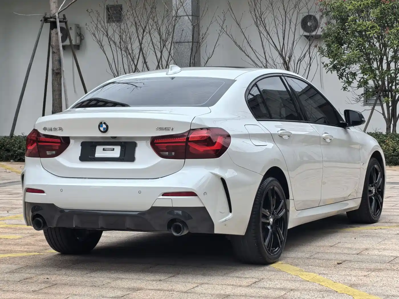 BMW 1 Series 2023 125i M Sport Shadow Edition фото 6