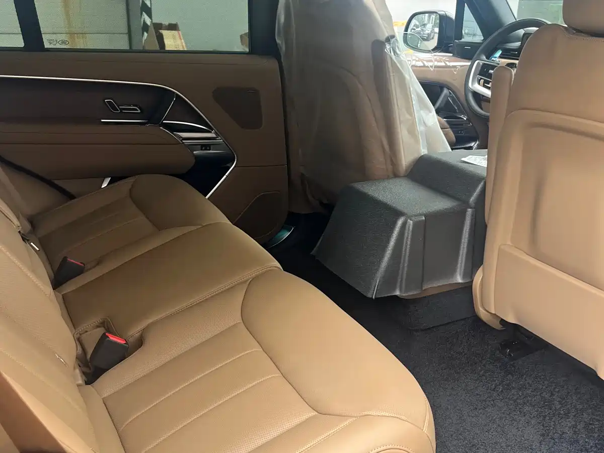 Land Rover Range Rover 2026 Model 3.0 L6 400PS SE Long Wheelbase Version фото 7