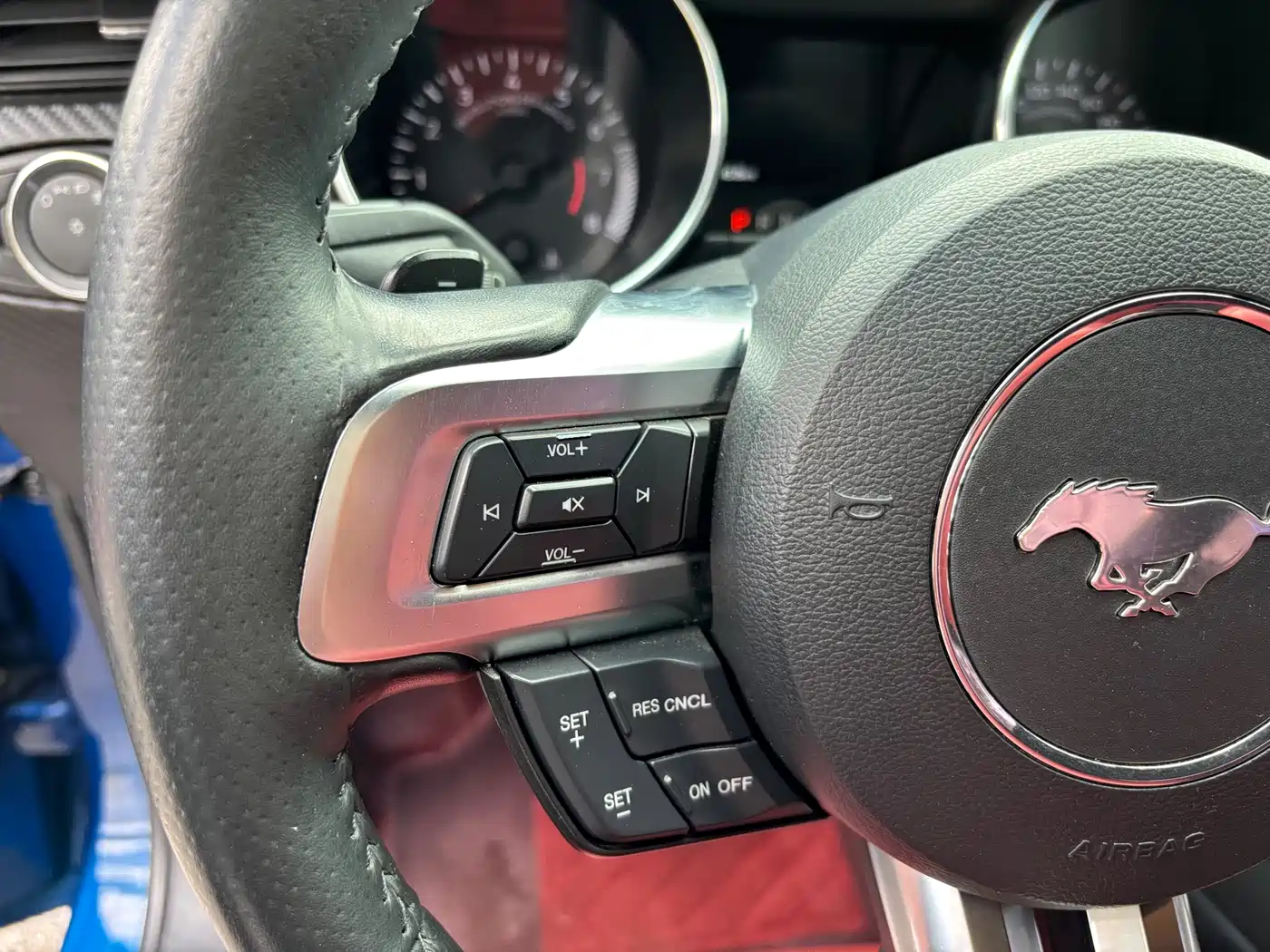 FORD MUSTANG
