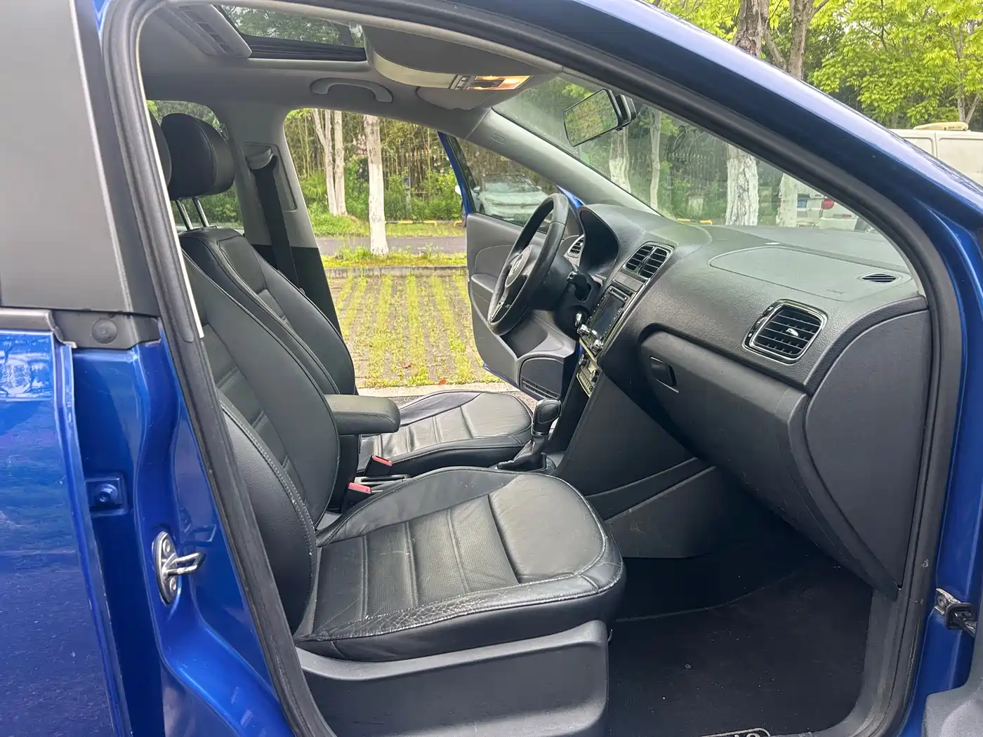Volkswagen Polo 2011 1.6L Automatic Cool Edition фото 12