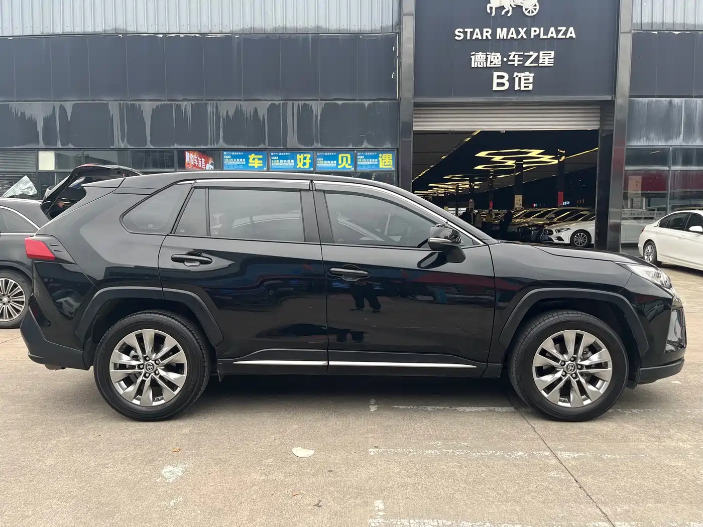 Toyota Wildlander 2022 2.0L CVT FWD Luxury PLUS Edition фото 4