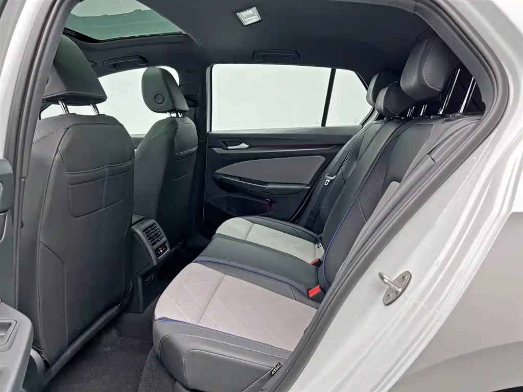 Volkswagen Golf 2025 300TSI R-Line фото 15