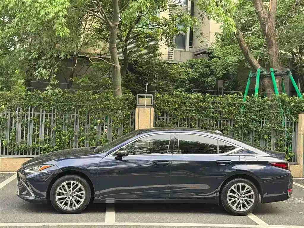 Lexus ES 2021 200 Excellence Edition фото 4