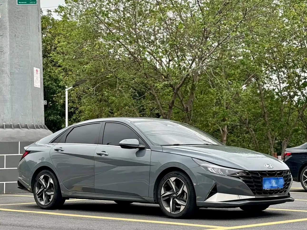 Hyundai Elantra 2021 1.5L CVT LUX Premium Edition фото 3