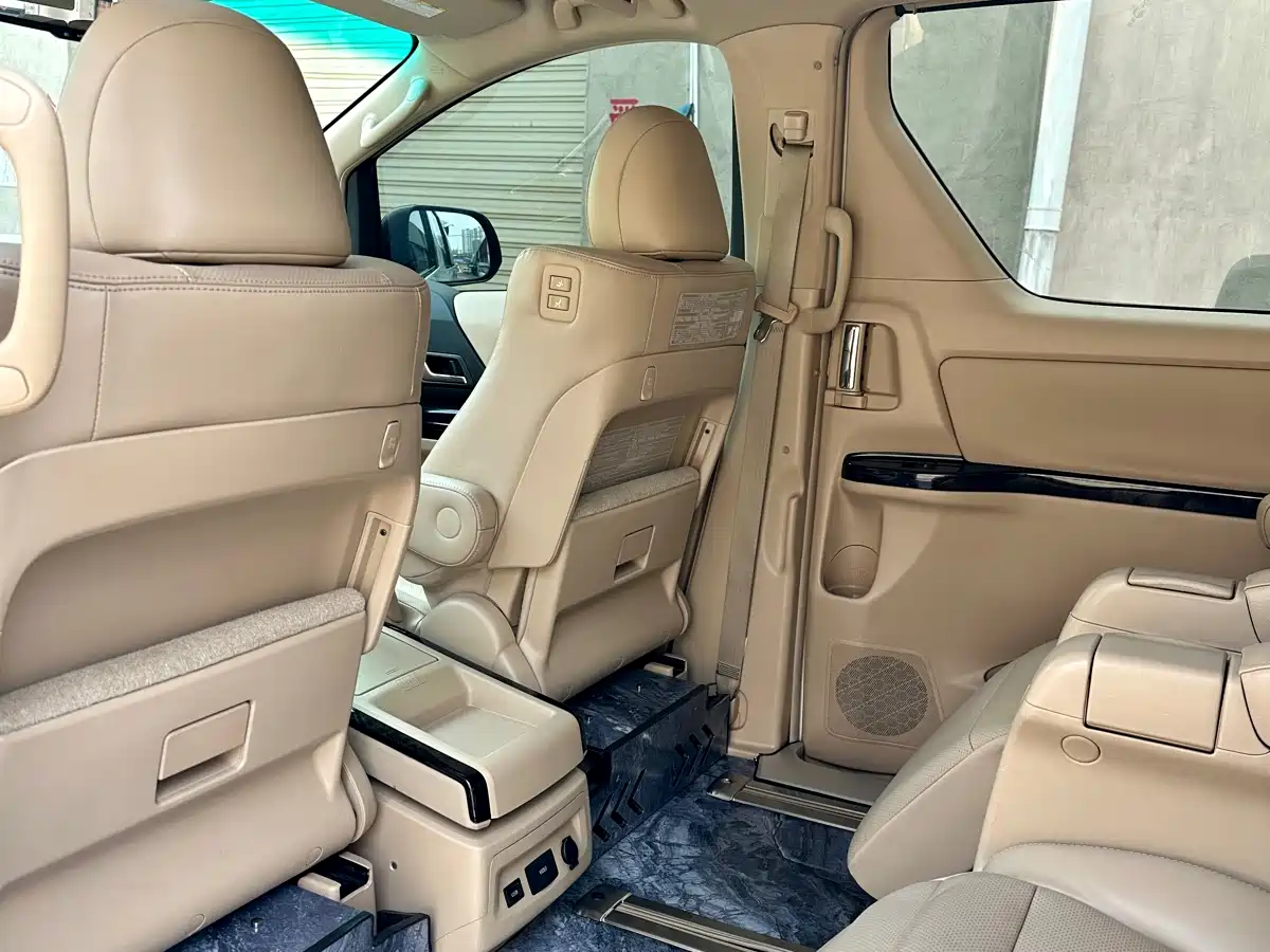 Toyota Alphard фото 9