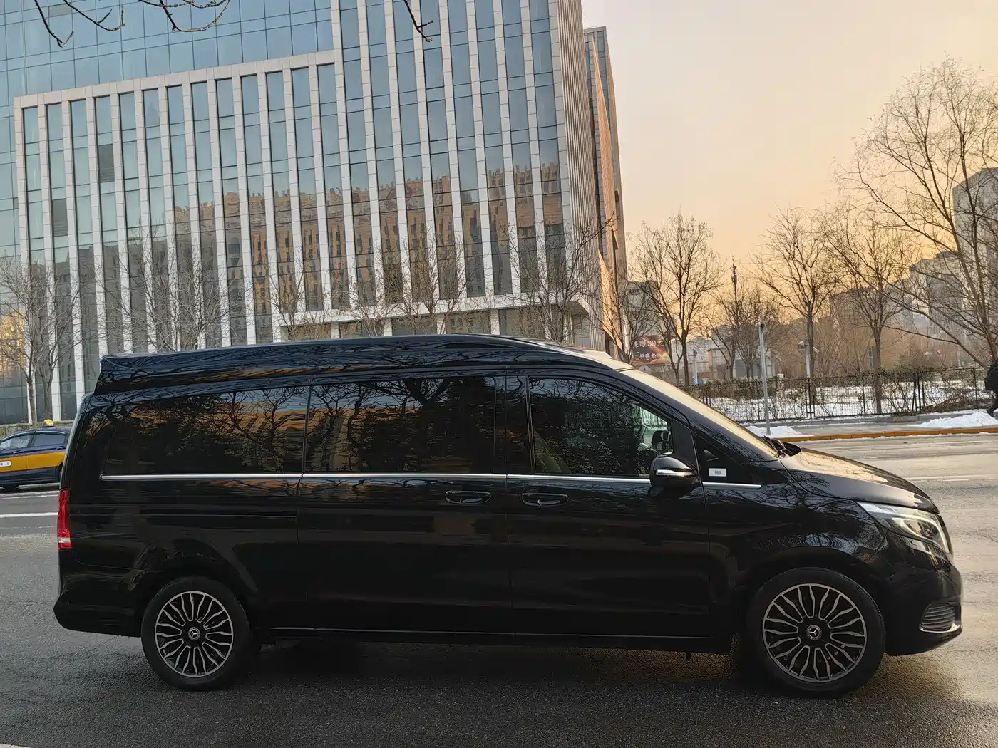 Mercedes-Benz V-Class 2018 V 260 L Premium Long Wheelbase Edition China VI фото 5