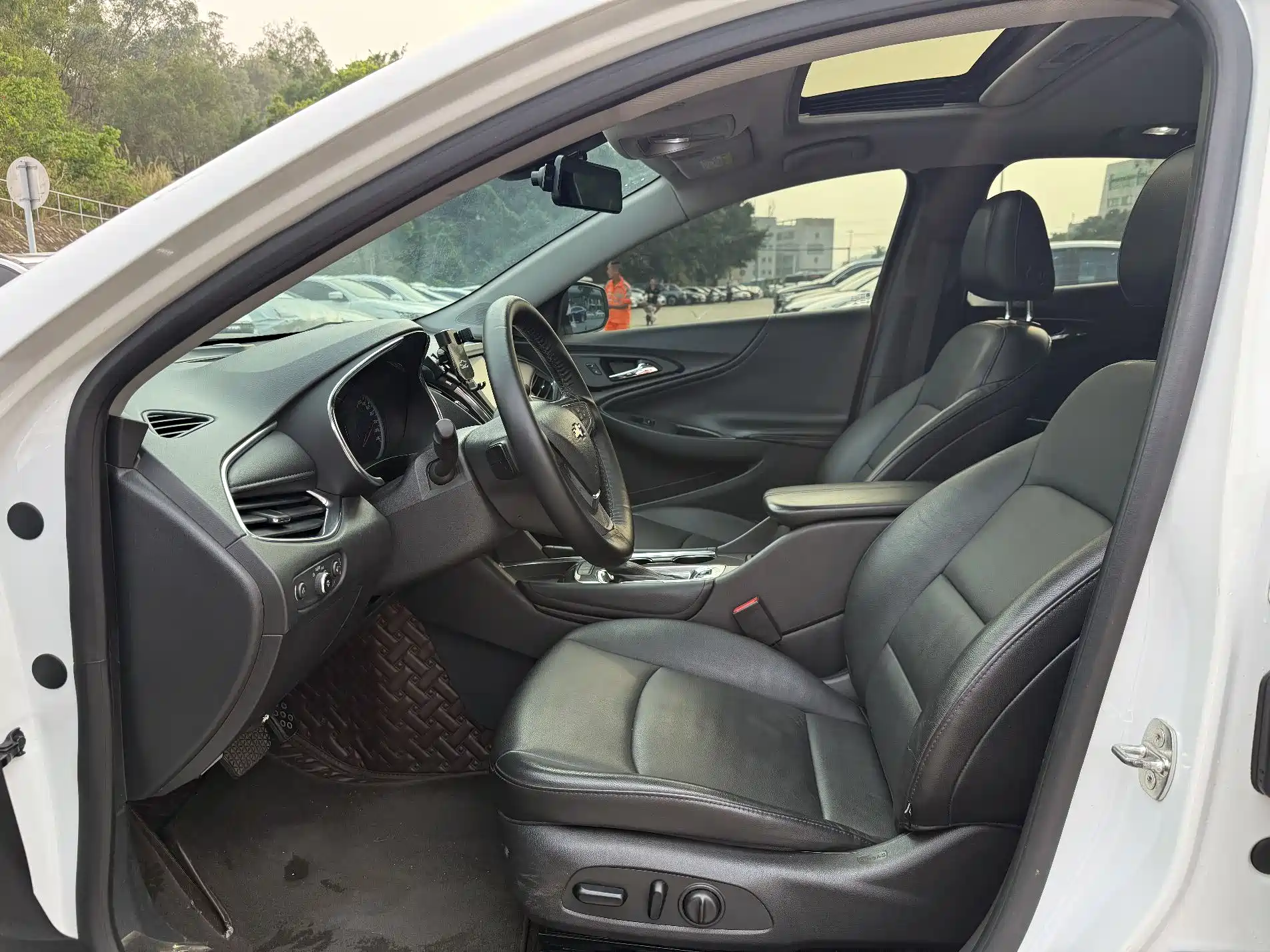 Photo 9 - Chevrolet Malibu XL
