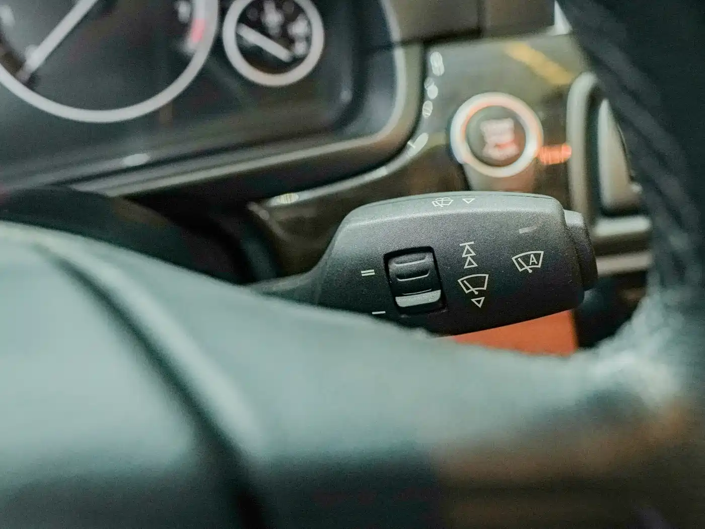 BMW 5 Series 2014 525Li Leading фото 15