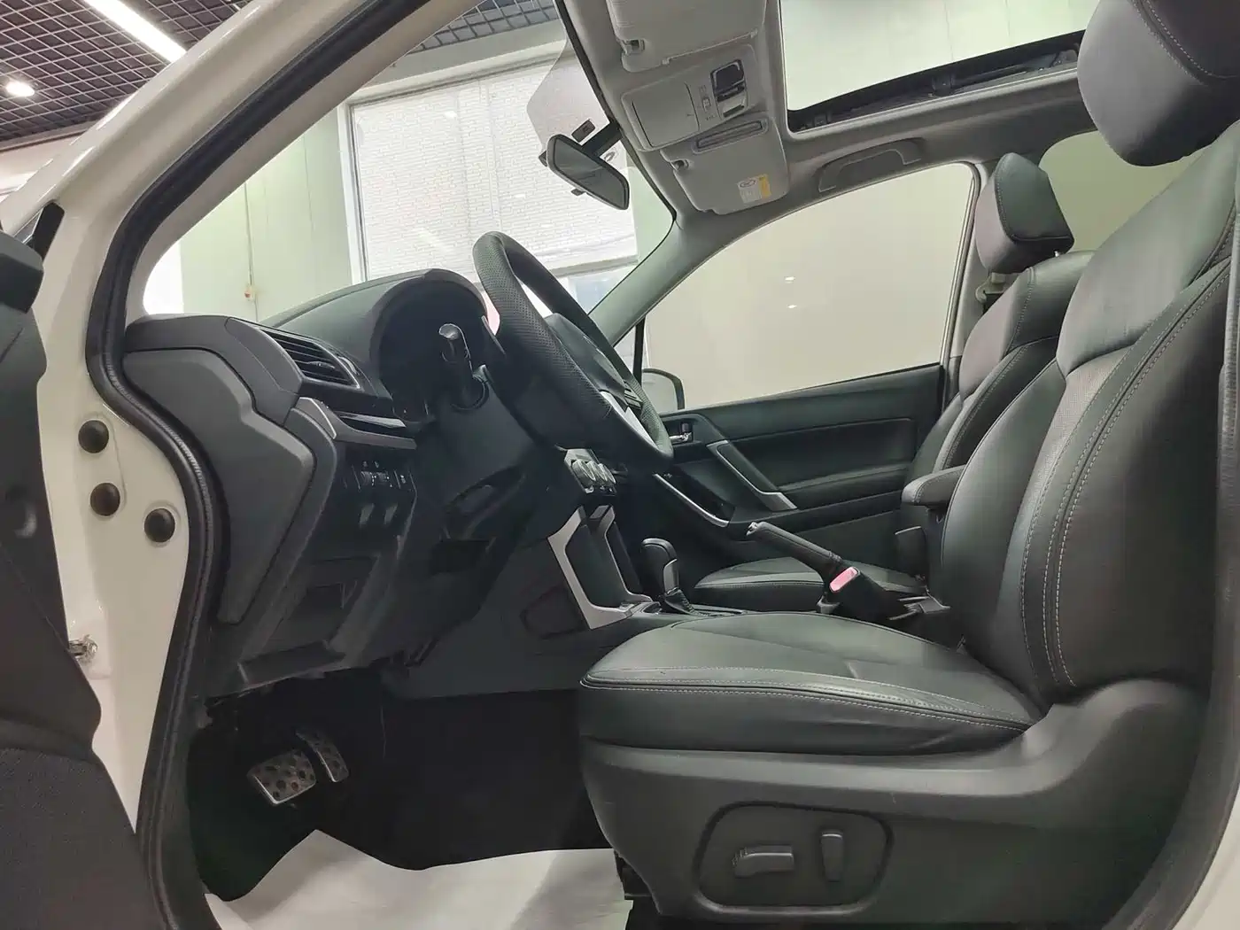 Subaru Forester 2016 2.0i Fashion Navigation Edition фото 14