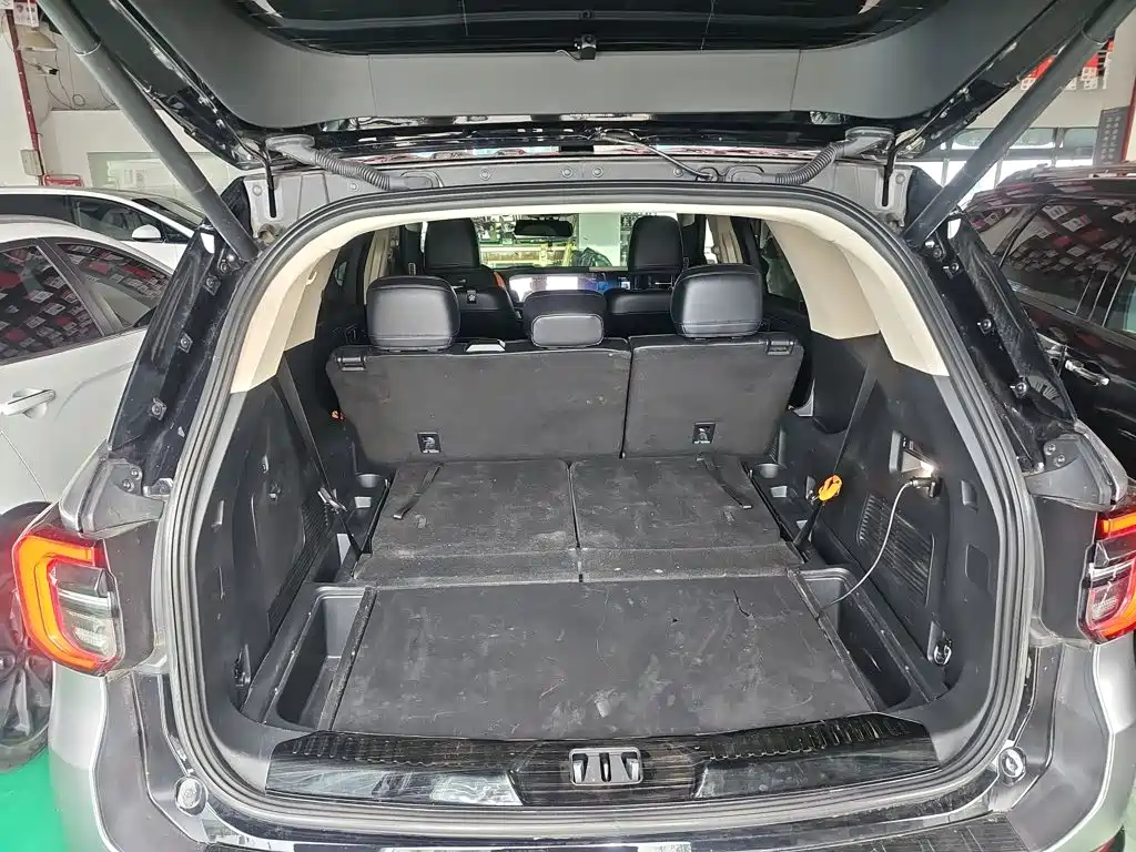 Photo 11 - Ford Explorer