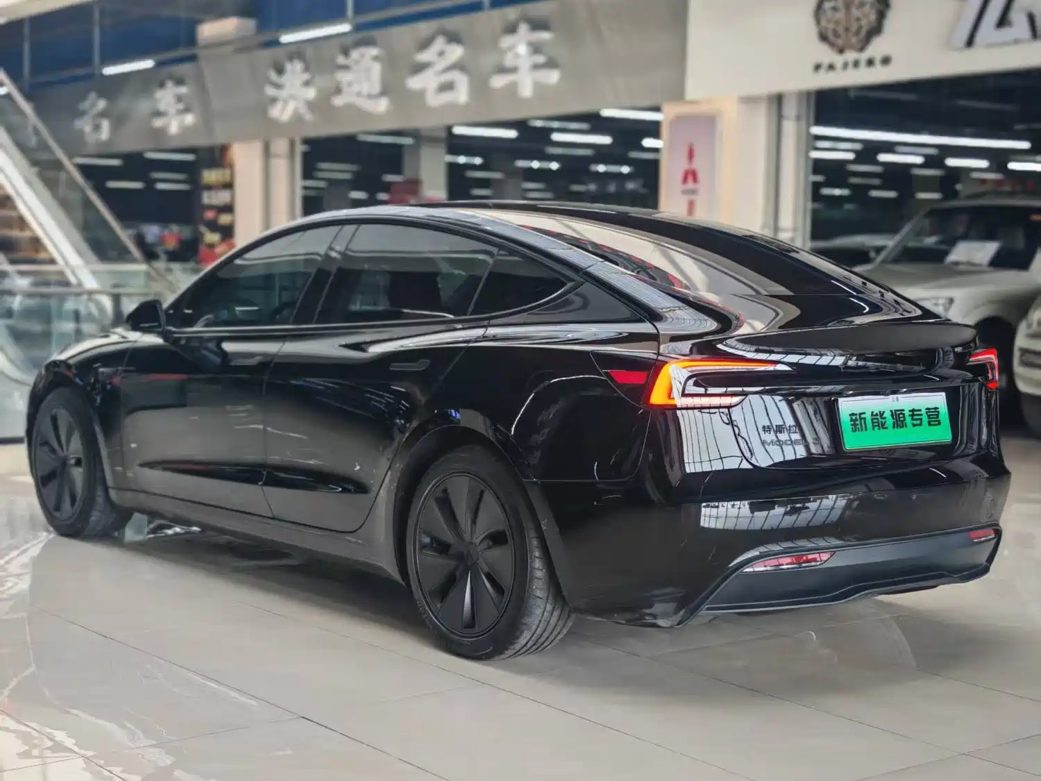 Фото 4 - Tesla Model 3