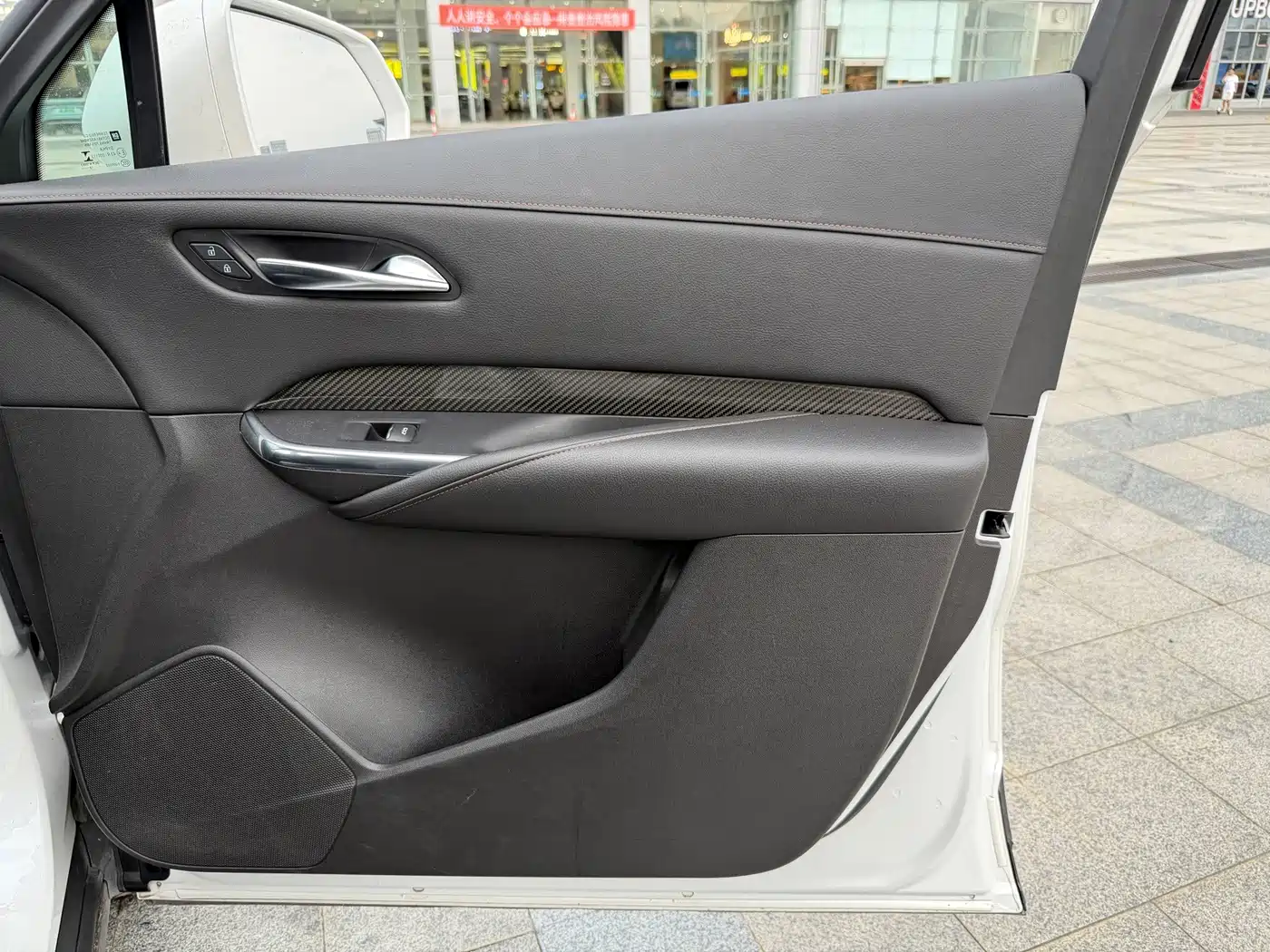Фото 21 - Cadillac XT4