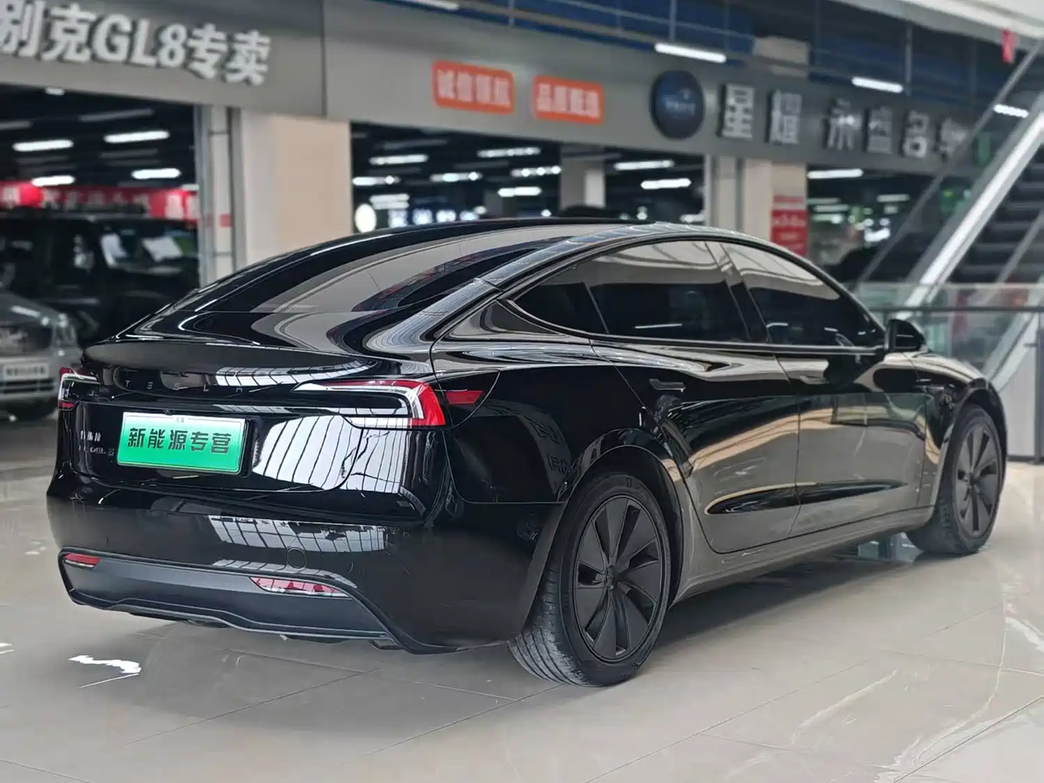 Фото 6 - Tesla Model 3
