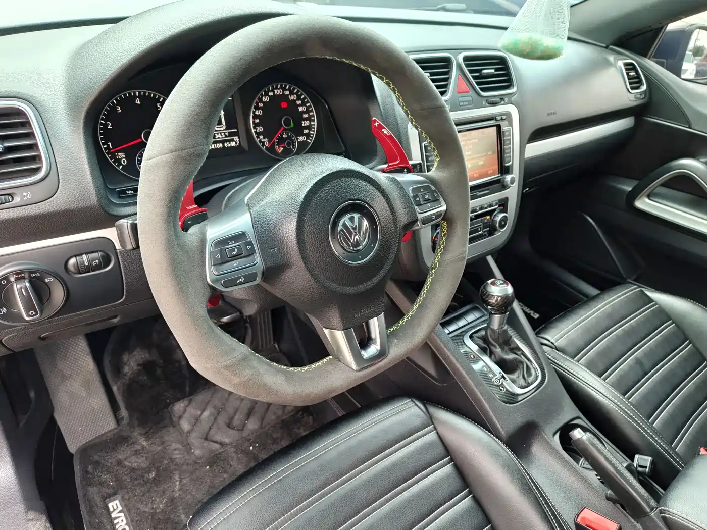 Volkswagen Scirocco 2010 2.0TSI Luxury Edition фото 23
