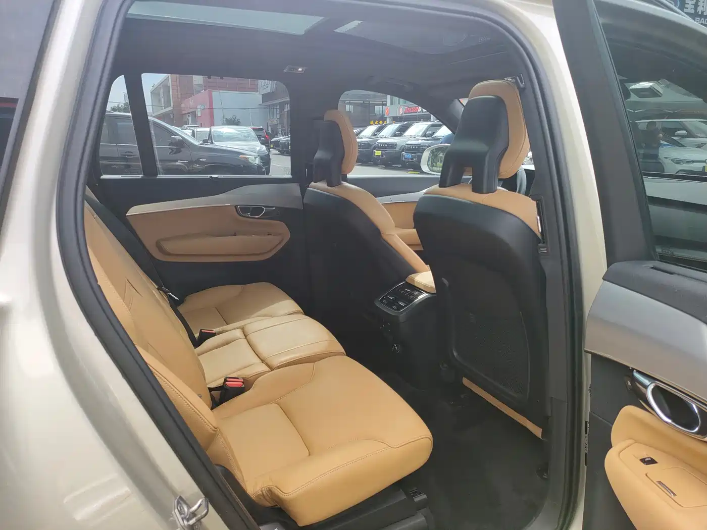 Фото 11 - Volvo XC90