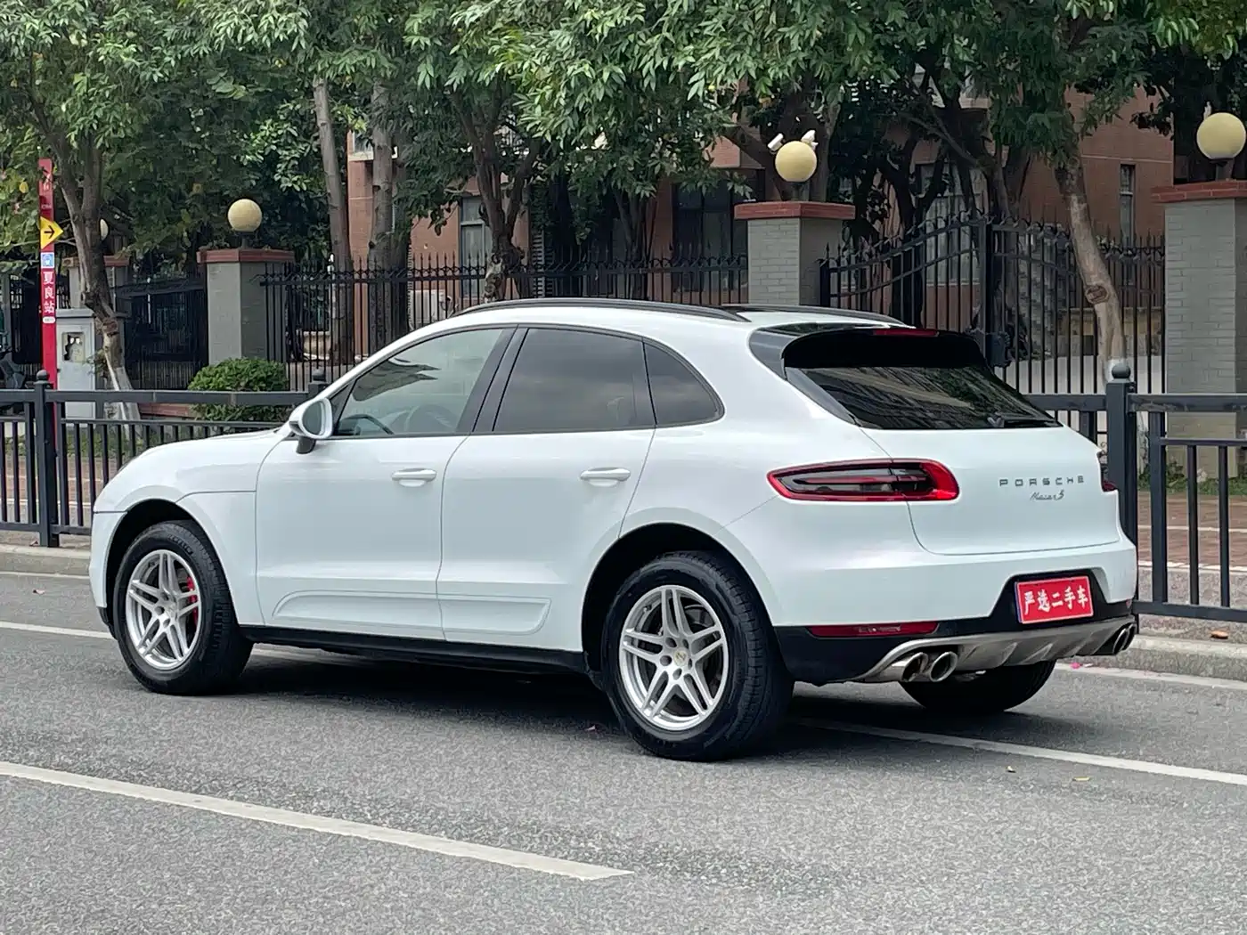 PORSCHE MACAN