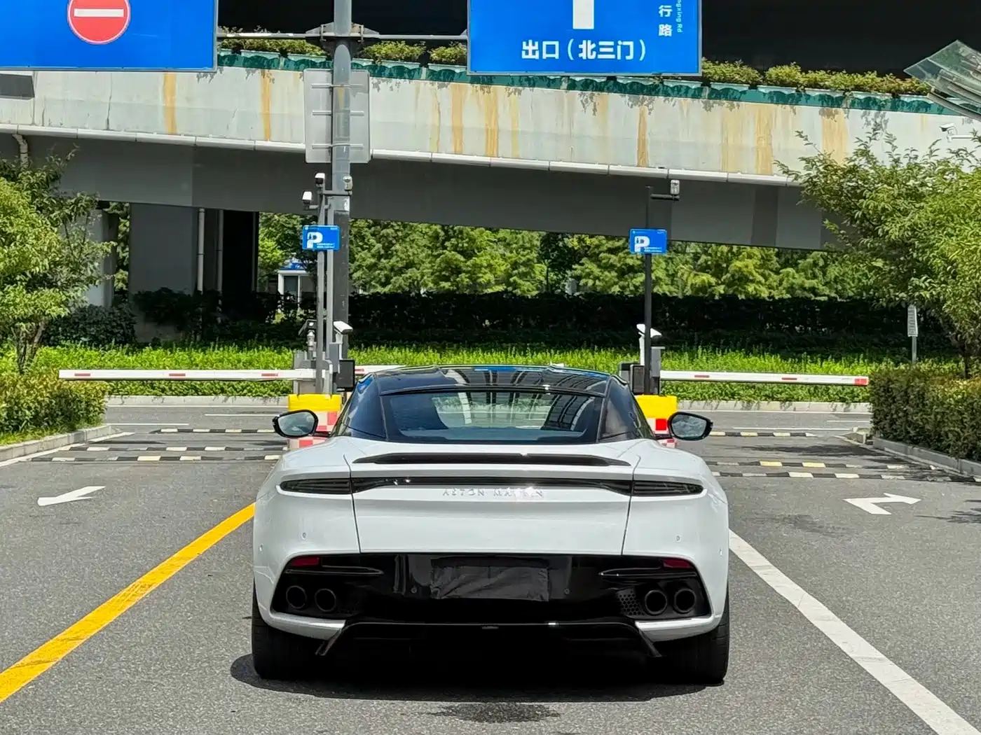 Aston Martin DBS 2020 2019 DBS Superleggera V12 Coupe