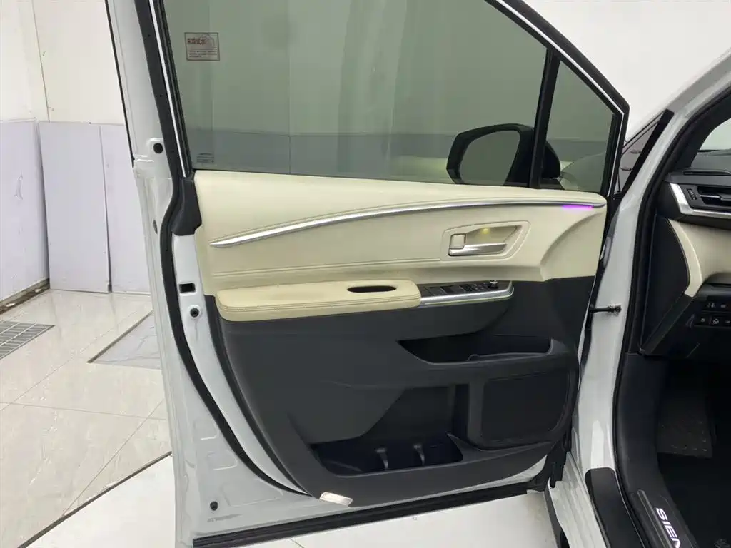 Toyota Sienna 2023 2.5L Hybrid Premium Edition фото 16