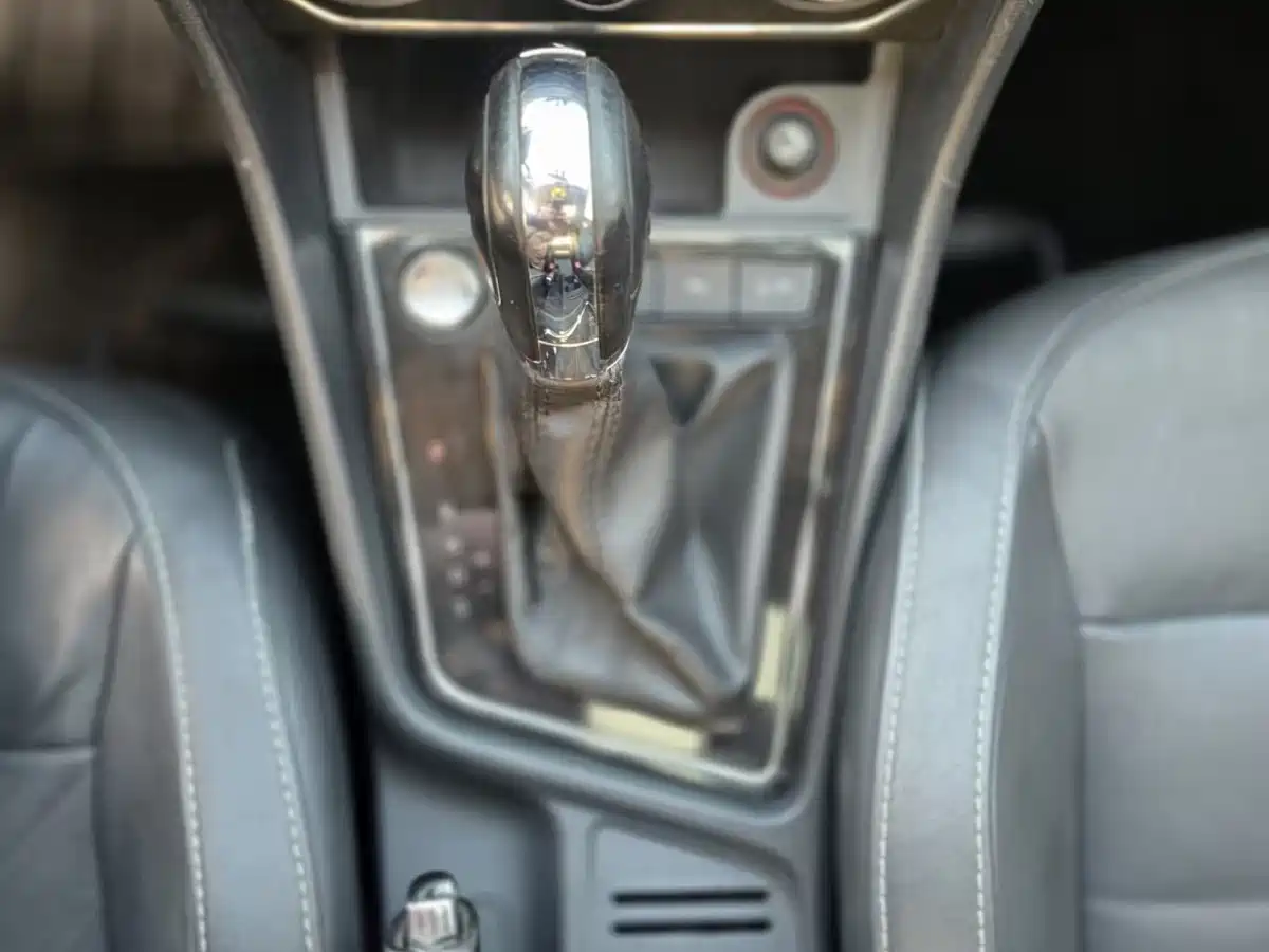 Volkswagen Lavida 2015 1.6L Automatic Comfort Edition фото 17