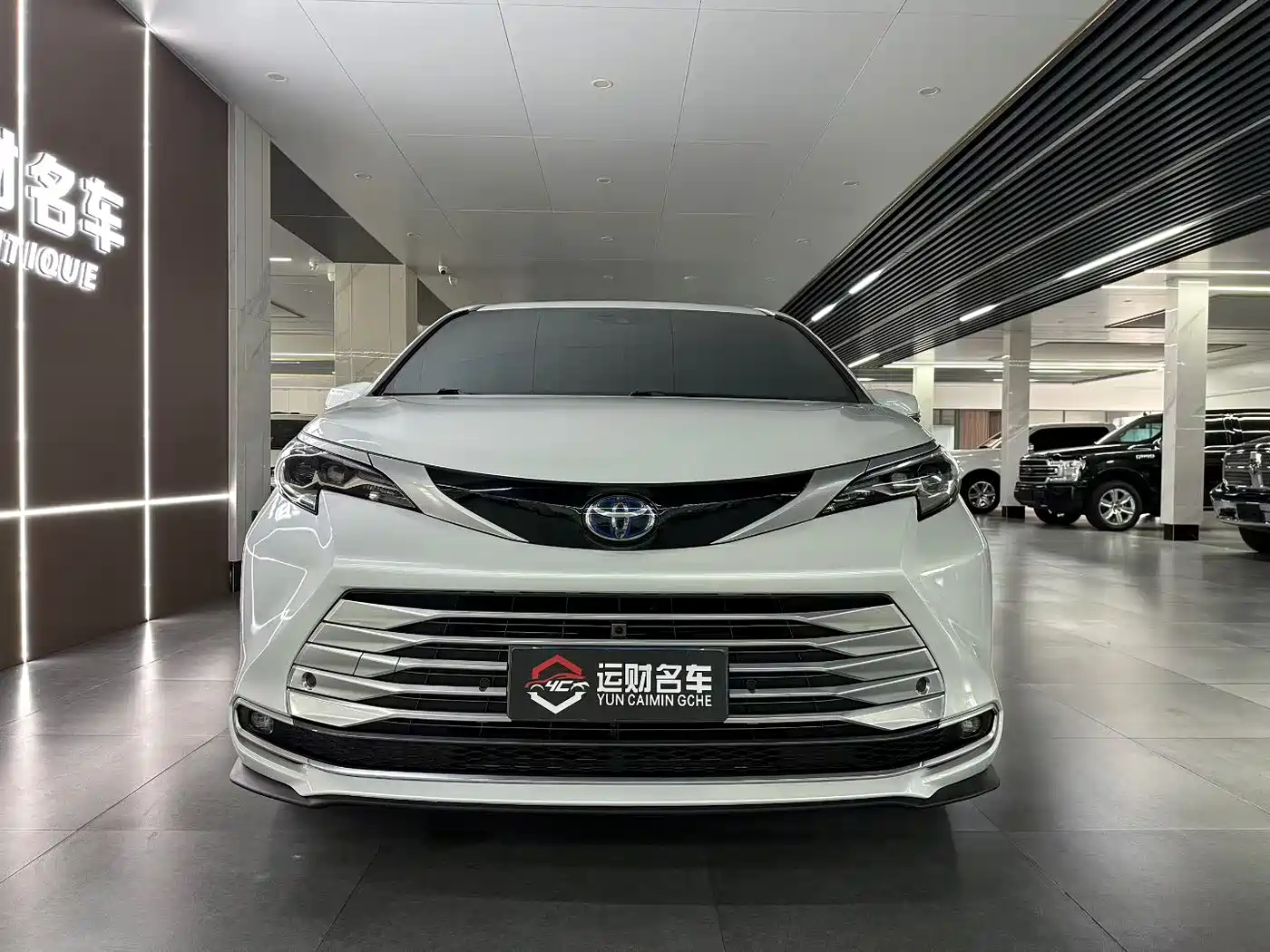 Toyota Sienna 2023 2.5L Hybrid Platinum Edition фото 2