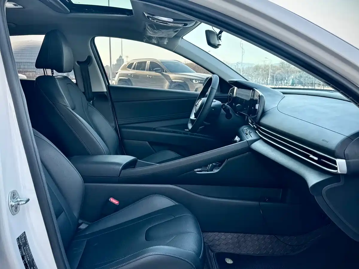 Hyundai Elantra 2023 Model 1.5L CVT LUX Premium Edition фото 13