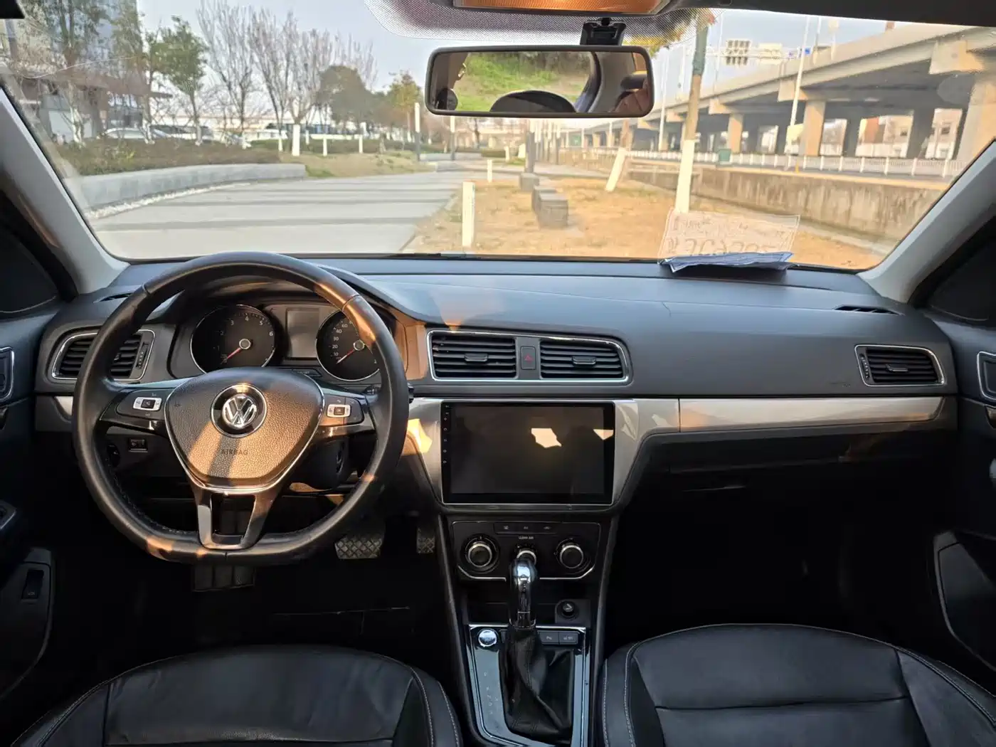 Volkswagen Lavida 2015 1.6L Automatic Comfort Edition фото 8