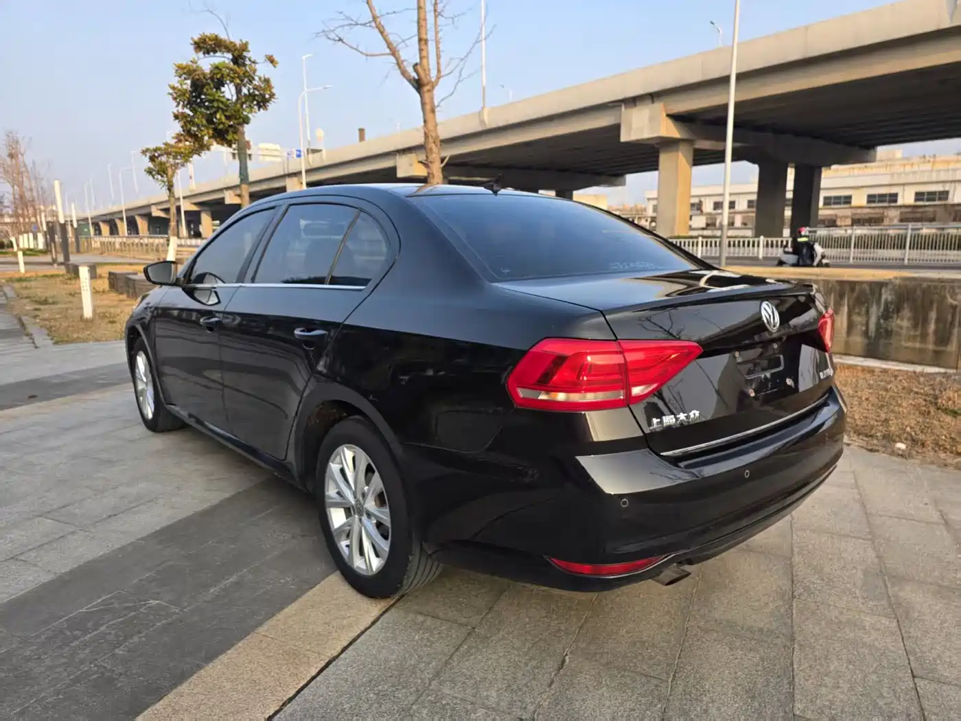 Volkswagen Lavida 2015 1.6L Automatic Comfort Edition фото 9