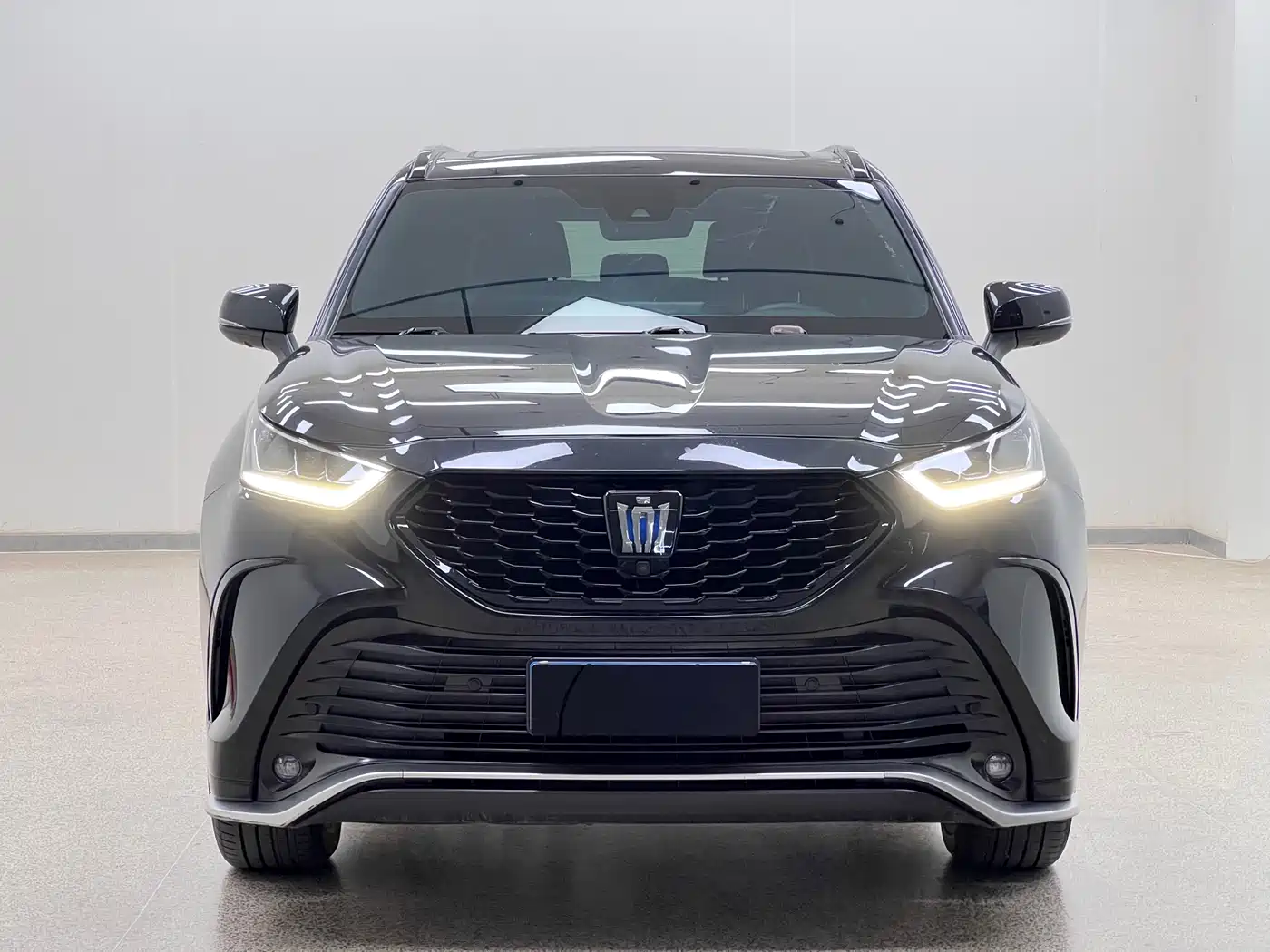 Toyota Crown Kluger 2023 2.5L HEV AWD Premium Edition фото 2