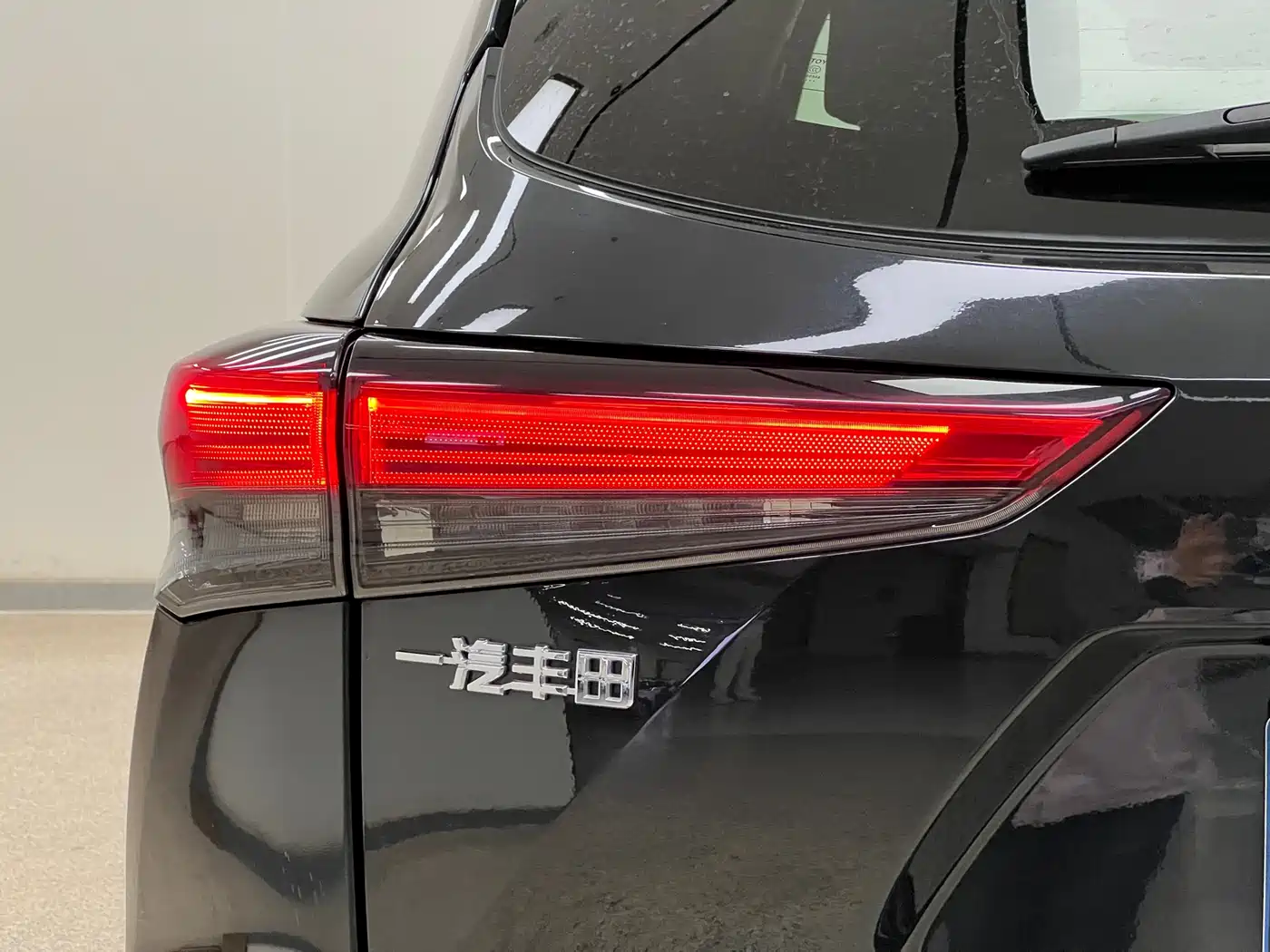 Toyota Crown Kluger 2023 2.5L HEV AWD Premium Edition фото 30