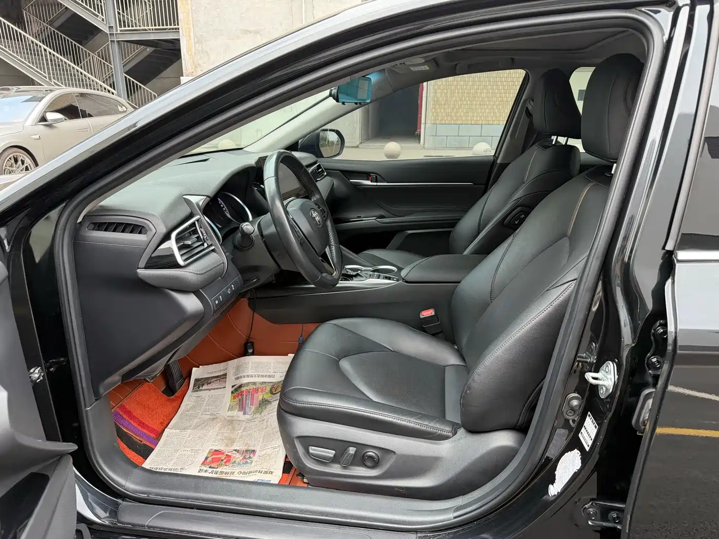 Toyota Camry 2023 Hybrid 2.5HGVP Leading Edition фото 4
